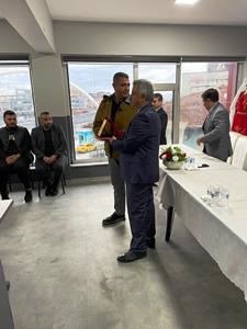 DÜZCE'DEKİ ERZURUMLULAR'DAN VALİ ASLAN'A FAHRİ HEMŞEHRİLİK PLAKETİ...