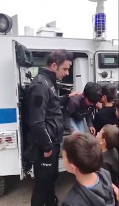 Polise selam veren öğrencilere shortland sürprizi