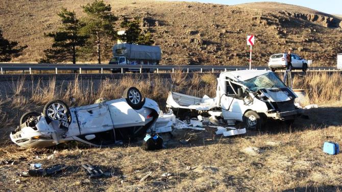 Balık yüklü kamyonet kaza yaptı, otoyol balık pazarına döndü