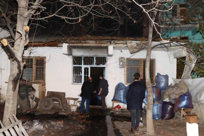 Erzurum'da tespih atölyesinde yangın: 1 itfaiye eri yaralandı