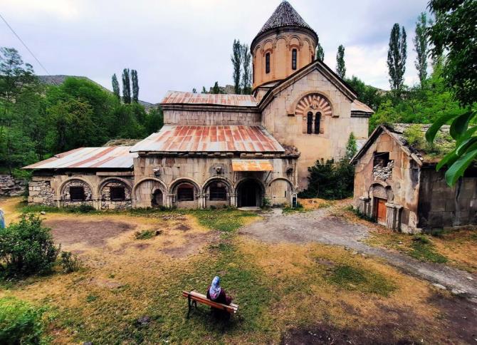 Bağbaşı Taş Camii görenleri büyülüyor