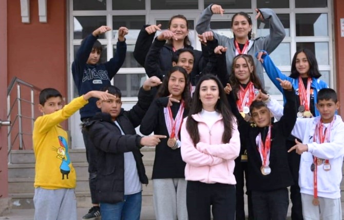 Elif öğretmen öğrencilerini spora yönlendirdi, atletizmde Türkiye şampiyonluklarına ambargo koydu