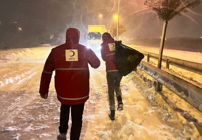 Türk Kızılay Erzurum Ekibinden Yolculara İkram Desteği