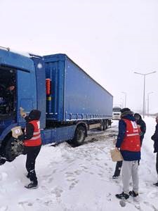 Türk Kızılay Erzurum Ekibinden Yolculara İkram Desteği