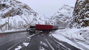 Yollarda kar ve buzlanma kazalara davetiye çıkarıyor