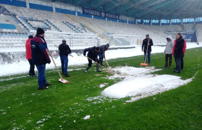 Dışarısı bembeyaz kar, içerisi yemyeşil bir saha