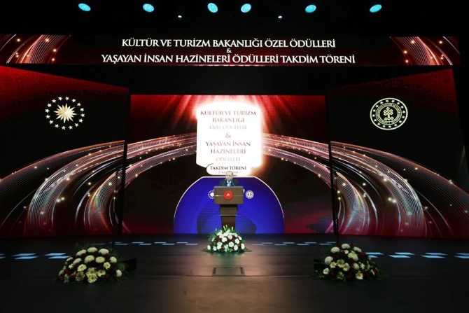 Cumhurbaşkanı Erdoğan Erzurumlu Bünyamin Korucu Usta’ya “Yaşayan İnsan Hazinesi” ödülü verdi