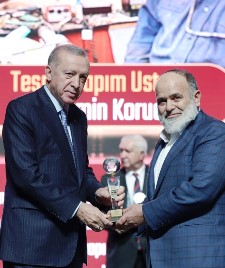 Cumhurbaşkanı Erdoğan Erzurumlu Bünyamin Korucu Usta’ya “Yaşayan İnsan Hazinesi” ödülü verdi