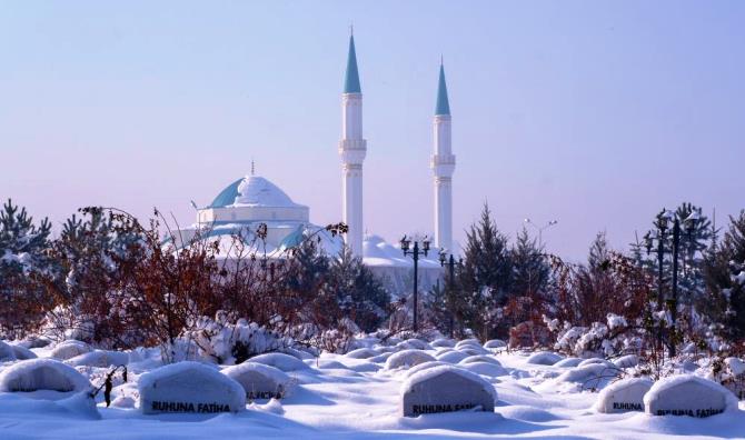 Erzurum buz tuttu, sokak çeşmeleri dondu