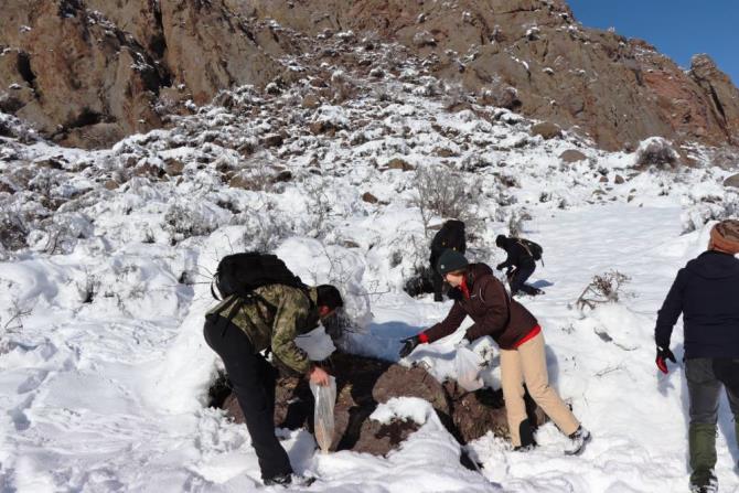 Erzurum'da doğaseverler soğuk havalarda keklikleri unutmadı