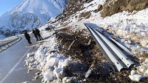 Oltu yol ayrımında bir kaza daha: TIR şarampole yuvarlandı