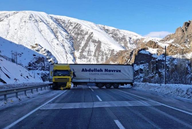 Oltu yol ayrımında yine Tır kazası