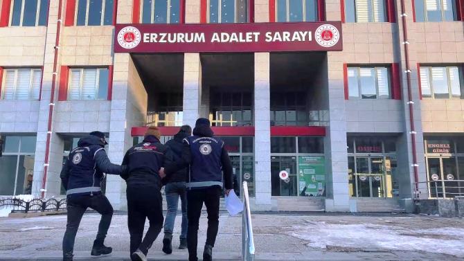 Saman balyalarının içinde 11, tırın mühürlü dorse kısmında 23 ve otomobilde 3 kaçak göçmen yakalandı