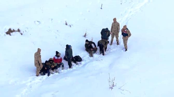 Sosyal medya paylaşımından yola çıkan ekipler kaçak göçmenleri yakaladı