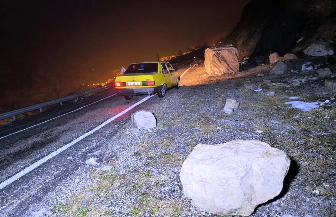 Erzurum-Artvin karayolunda heyelan