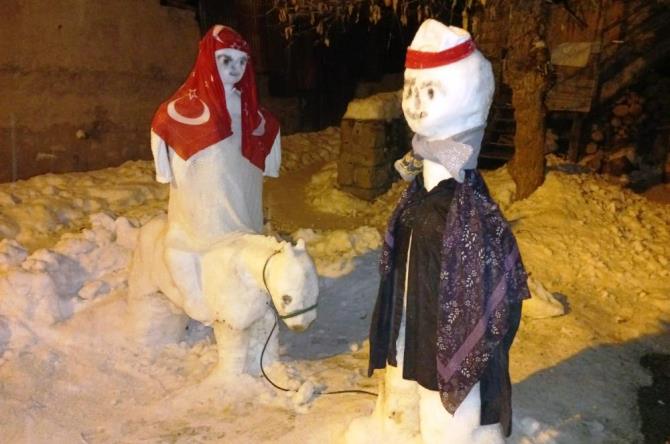 Torunu mutlu olsun diye kardan heykeller yaptı