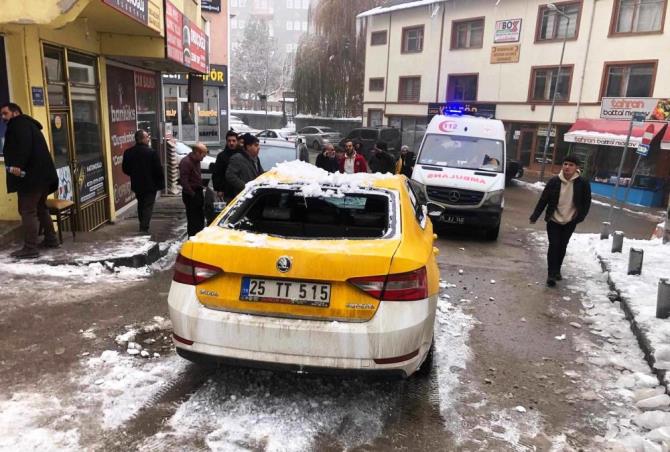 Çatıdan düşer kar kütlesi 2 otomobili kullanılamaz hale getirdi