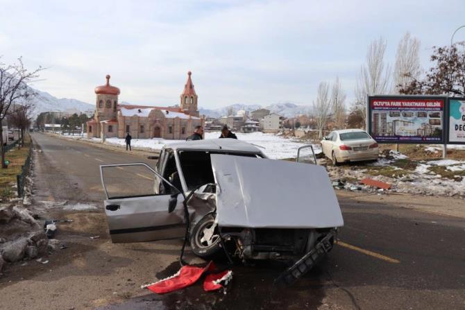 Oltu'da trafik kazası: 4 yaralı