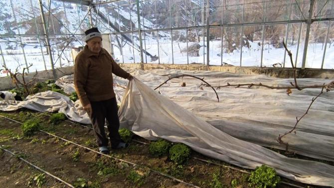 Uzundere'de kar yağışı seralara zarar verdi