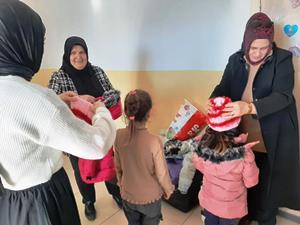 Türk Anneler Derneği’nden Karaçoban’da öğrenci ve annelerine kış desteği