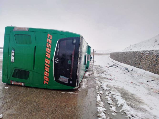 Erzurum-Bingöl kara yolunun da otobüs devrildi: 2 ölü 16yaralı