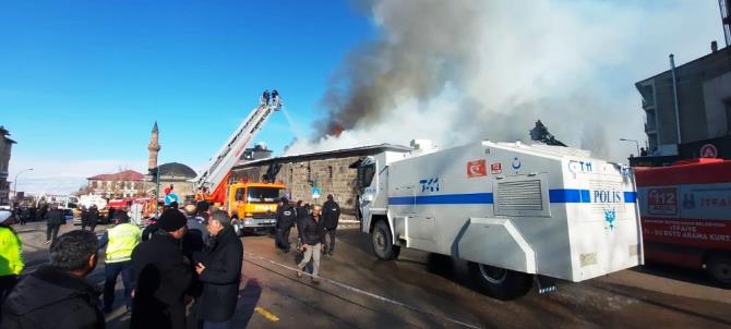 Erzurum'da tarihi binada çıkan yangın söndürüldü