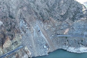 Heyelanın kapattığı yol trafiğe açılıyor