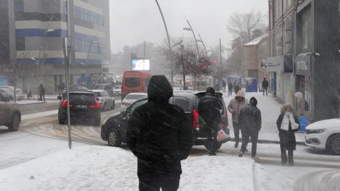 Erzurum'da yoğun kar yağışı etkili oluyor