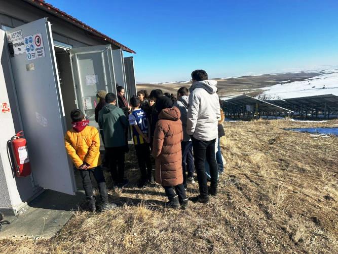 Güneş enerji santralinde fen bilimleri dersi