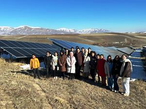 Güneş enerji santralinde fen bilimleri dersi