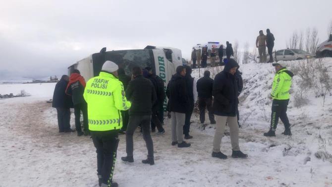 Kars’ta yolcu otobüsü devrildi: 23 yaralı