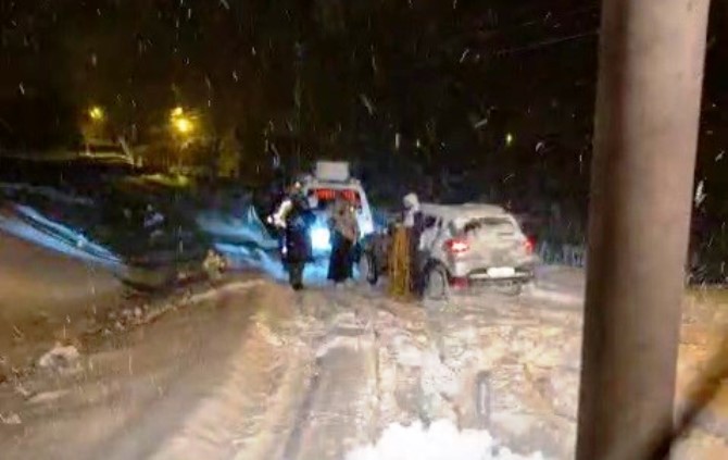 Tekman'da yolda kalan araçlar ekipler tarafından kurtarıldı