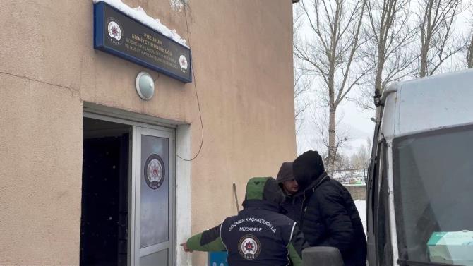 Kamyonetin kasasına gizlenmiş bölümde kaçak göçmenler yakalandı