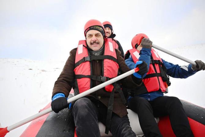 Erzurum Valisi Mustafa Çiftçi, macera tutkunlarıyla kar raftingi yaptı