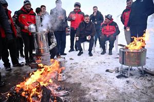 Erzurum Valisi Mustafa Çiftçi, macera tutkunlarıyla kar raftingi yaptı