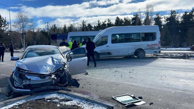 Servis aracı ile otomobil çarpıştı: 6 yaralı