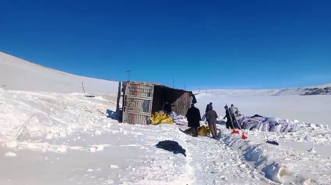 Erzurum'da yem yüklü kamyon devrildi