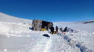 Erzurum'da yem yüklü kamyon devrildi