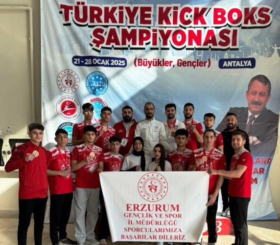 Dadaş kick boksçular madalyaları topladı