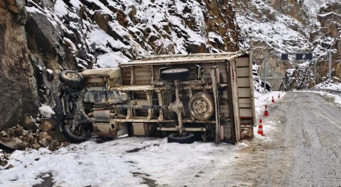 Erzurum'da kamyonet kayalıklara çarptı: 1 yaralı