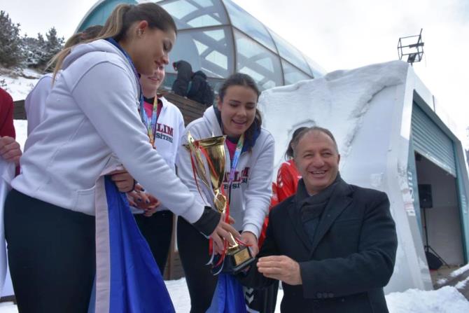 ÜNİLİG Kar Voleybolu şampiyonları kupalarını aldı