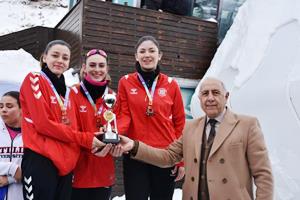 ÜNİLİG Kar Voleybolu şampiyonları kupalarını aldı