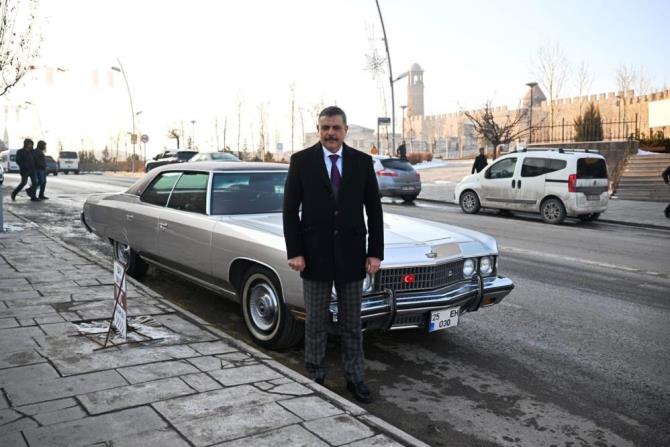 Vali Mustafa Çiftçi, Alparslan Türkeş’in aracıyla şehir turu attı