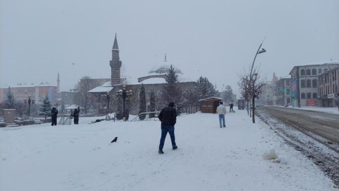 Erzurum'da kar kenti beyaza bürüdü