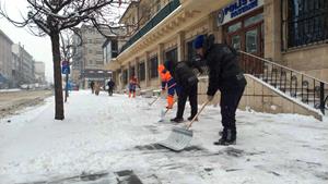 Erzurum'da kar kenti beyaza bürüdü