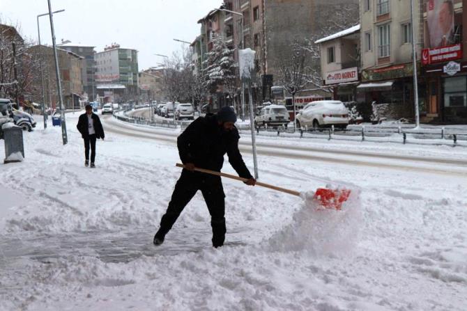 Erzurum'da kar yağışı ilçeleri adeta felç etti