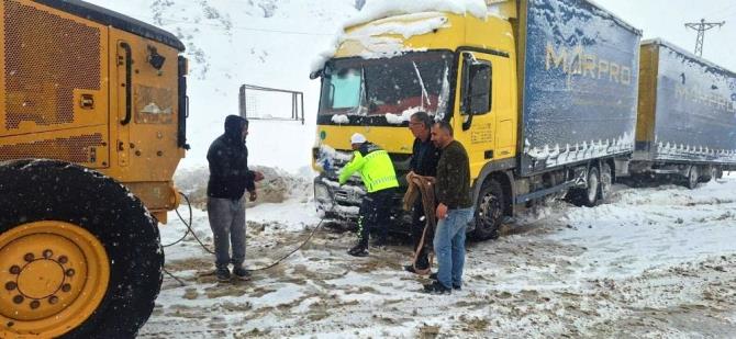 Jandarma Erzurum’da yolda kalan 143 vatandaşa ulaştı