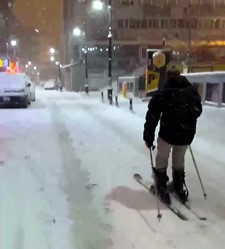 Kayakla Erzurum sokaklarında tur attı