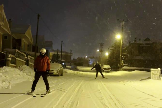 Erzurum'un cadde ve sokakları kayak pistine döndü