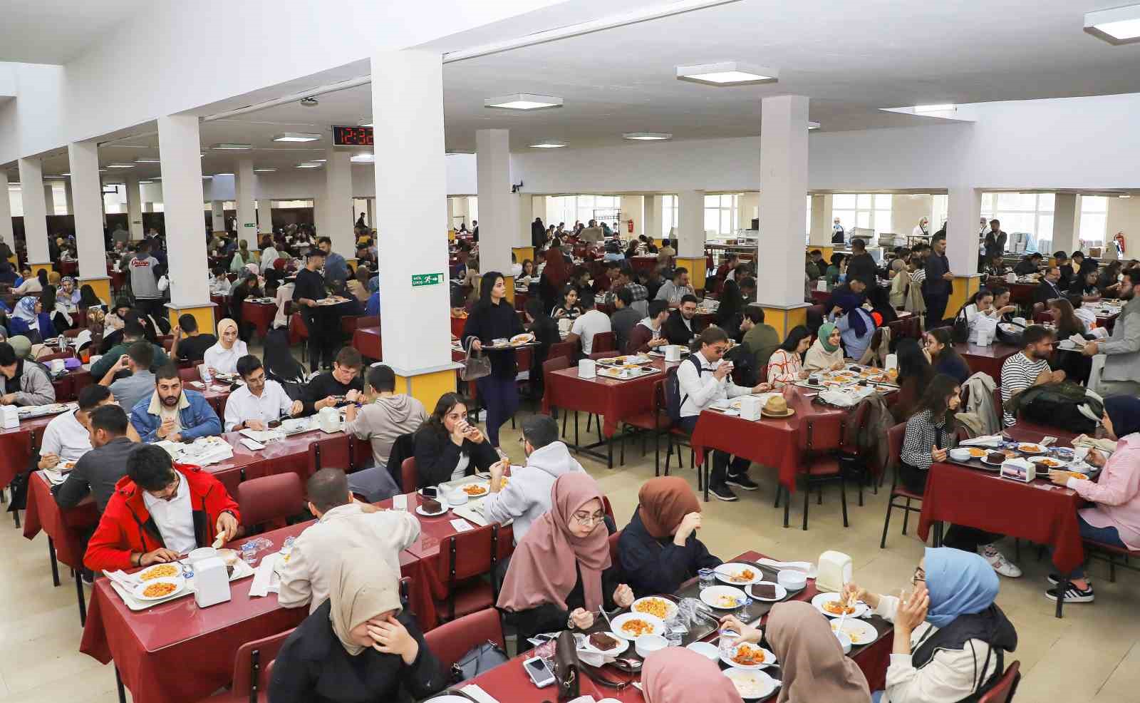 Atatürk üniversitesinden öğrencilerine ücretsiz iftar yemeği